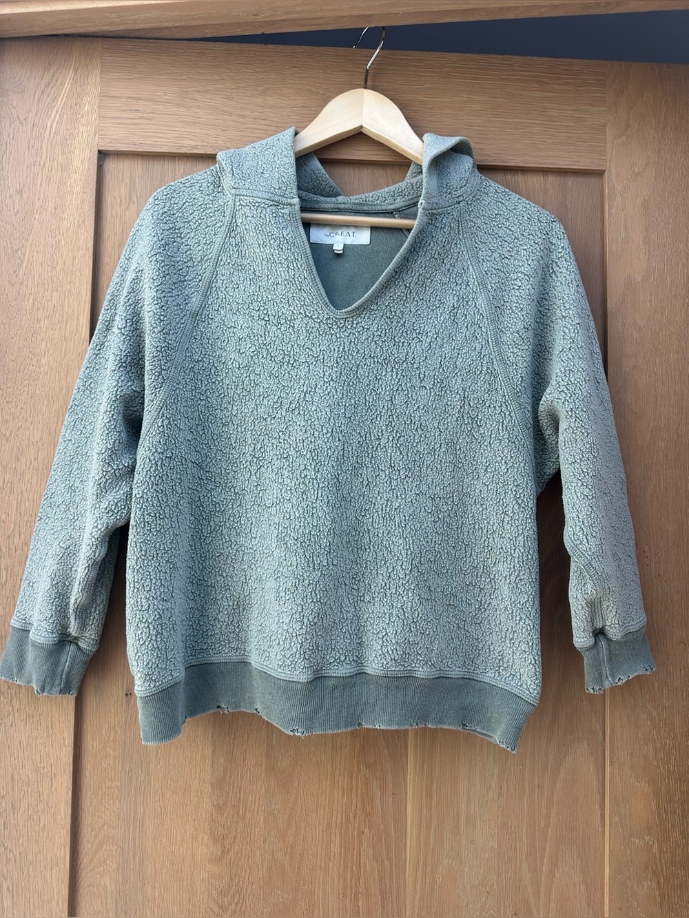 THE GREAT. Faded Green Sherpa V-Neck Hoodie Size 1 - Picture 2 of 8